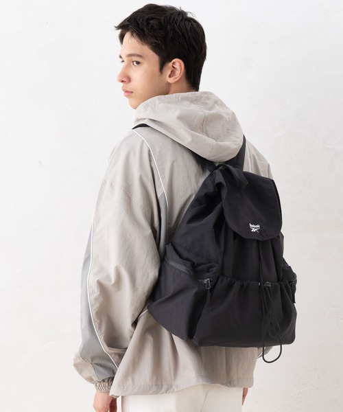 Reebok(リーボック)の「Reebok リーボック ワンポイント ロゴ 刺繍 ドローストリング 軽量 バックパック リュック 約20L(バックパック/リュック・メンズ・ブラック/グレー/ベージュ・FREE)」の4枚目の写真