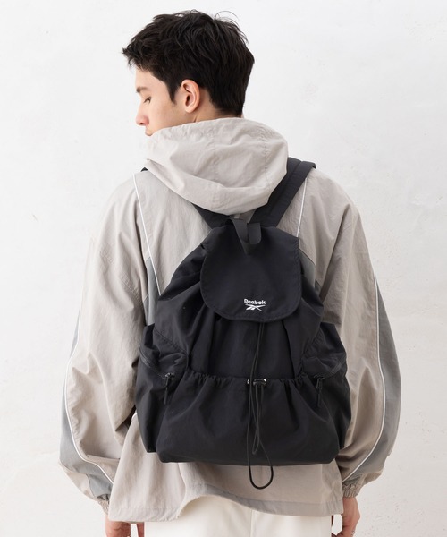 Reebok(リーボック)の「Reebok リーボック ワンポイント ロゴ 刺繍 ドローストリング 軽量 バックパック リュック 約20L(バックパック/リュック・メンズ・ブラック/グレー/ベージュ・FREE)」の5枚目の写真