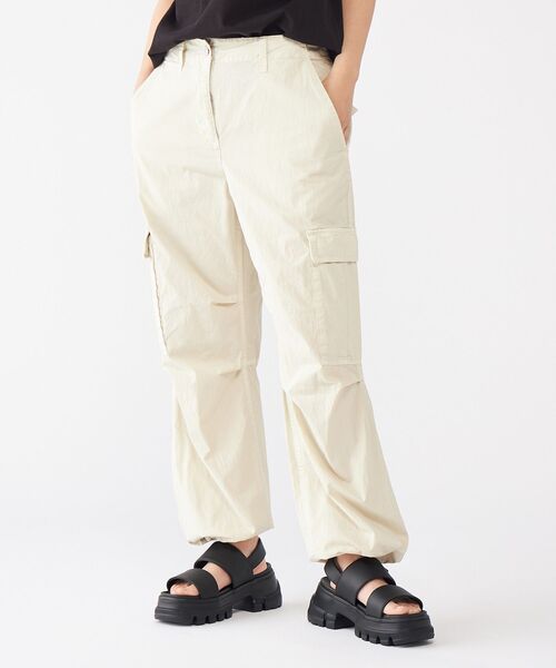 tommy jeans(トミー ジーンズ)の「カーゴリラックスストレートパンツ(チノパンツ・レディース・ホワイト/グリーン/ブラック・27inch/25inch/26inch)」の2枚目の写真