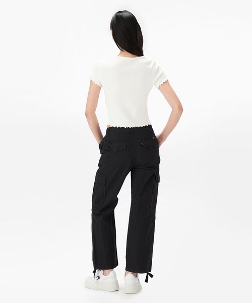 tommy jeans(トミー ジーンズ)の「カーゴリラックスストレートパンツ(チノパンツ・レディース・ホワイト/グリーン/ブラック・27inch/25inch/26inch)」の11枚目の写真