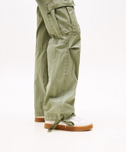 tommy jeans(トミー ジーンズ)の「カーゴリラックスストレートパンツ(チノパンツ・レディース・ホワイト/グリーン/ブラック・27inch/25inch/26inch)」の16枚目の写真