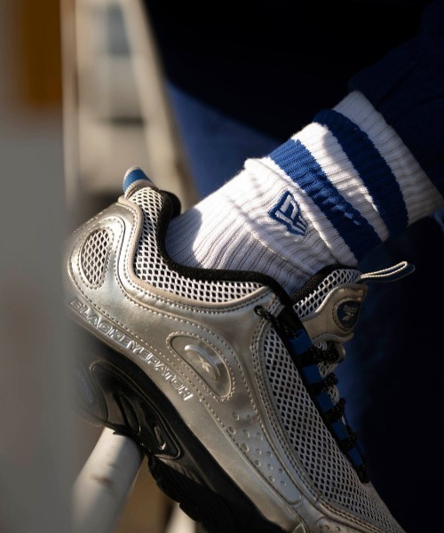 NEW ERA（ニューエラ）の「NEW ERA/ニューエラ ソックス SOCKS CREW 2足セット ライン フラッグロゴ エンブロイダリー 14518184/14518185（ソックス/靴下・メンズ・ホワイト系その他/ホワイト系その他2・25-27CM/21-23cm）」の5枚目の写真