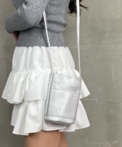tolene(トレネ)の「タテ型 ミニショルダー スマホショルダー モバイルミニバッグ(ショルダーバッグ・レディース・ホワイト/レッド/ベージュ/ブラック/シルバー・ONE SIZE)」の5枚目の写真