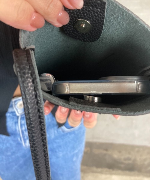 tolene(トレネ)の「タテ型 ミニショルダー スマホショルダー モバイルミニバッグ(ショルダーバッグ・レディース・ホワイト/レッド/ベージュ/ブラック/シルバー・ONE SIZE)」の19枚目の写真