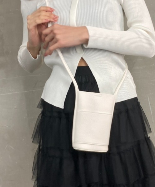 tolene(トレネ)の「タテ型 ミニショルダー スマホショルダー モバイルミニバッグ(ショルダーバッグ・レディース・ホワイト/レッド/ベージュ/ブラック/シルバー・ONE SIZE)」の9枚目の写真