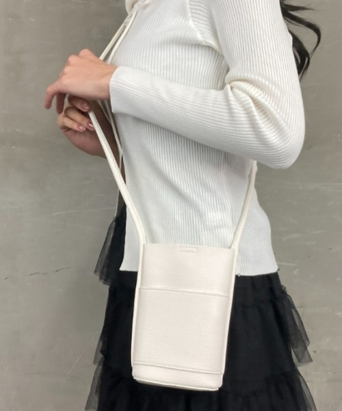 tolene(トレネ)の「タテ型 ミニショルダー スマホショルダー モバイルミニバッグ(ショルダーバッグ・レディース・ホワイト/レッド/ベージュ/ブラック/シルバー・ONE SIZE)」の8枚目の写真