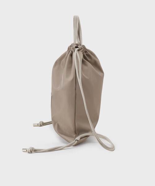 OPAQUE.CLIP（オペークドットクリップ）の「【A4サイズ対応】フロントポケットデザインナップザック（バックパック/リュック・レディース・ナチュラル/ブラック・00）」の5枚目の写真