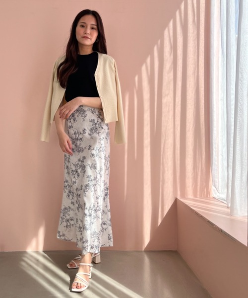 MISCH MASCH(ミッシュマッシュ)の「WEB限定 フレアスリーブVネックカーディガン(カーディガン/ボレロ・レディース・アイボリー/ブラック/ライトグリーン/ホワイト×ブラック・フリ-)」の19枚目の写真