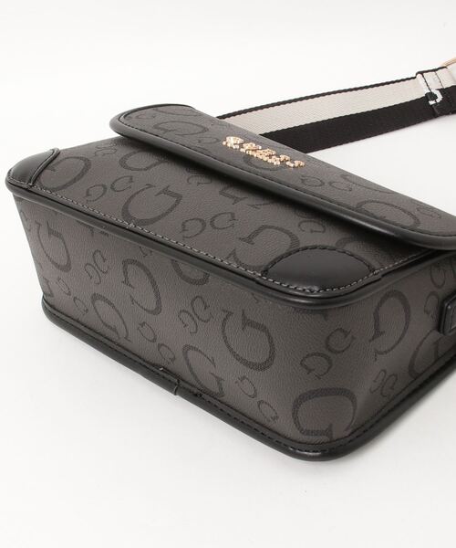 Guess（ゲス）の「NICHOLE Flap Crossbody ショルダーバッグ（ショルダーバッグ・レディース・ダークグレー/ナチュラル・ONE SIZE）」の13枚目の写真
