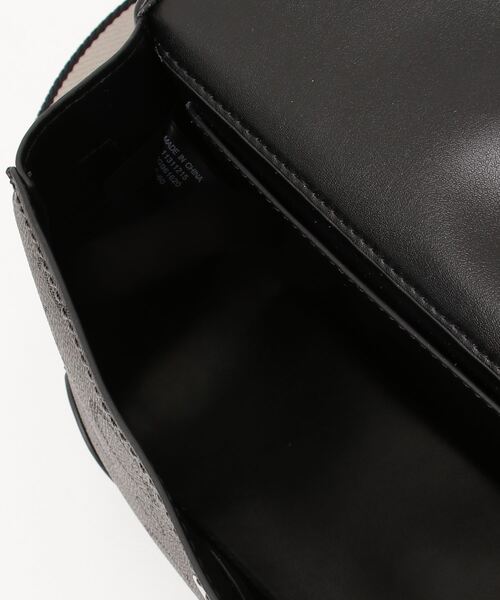 Guess（ゲス）の「NICHOLE Flap Crossbody ショルダーバッグ（ショルダーバッグ・レディース・ダークグレー/ナチュラル・ONE SIZE）」の14枚目の写真