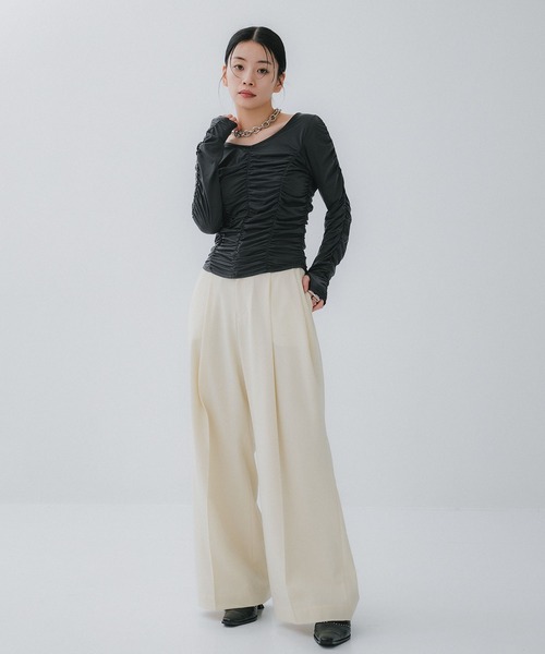 STUDIOUS(ステュディオス)の「【STUDIOUS/ステュディオス】Gathered Skin Top/ギャザースキントップス(Tシャツ/カットソー・レディース・ベージュ/ダークグレー・FREE)」の3枚目の写真