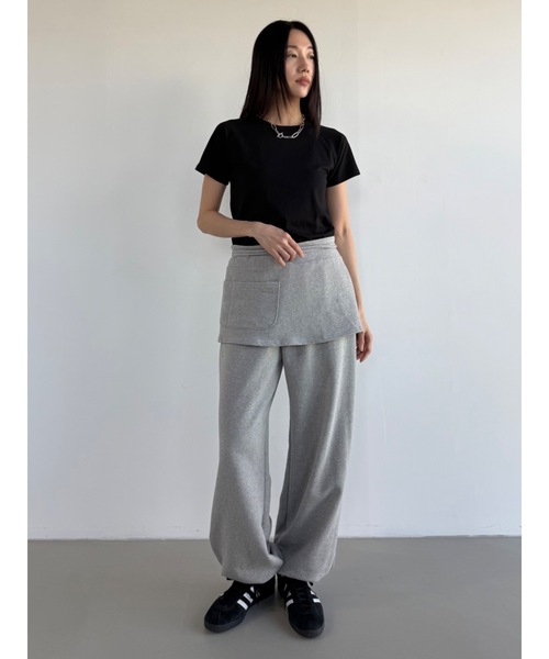 Didot.showroom(ディドット ショールーム)の「レイヤーエプロンSETジョガーパンツ(スウェットパンツ・レディース・チャコール/アイボリー/グレー・FREE)」の2枚目の写真