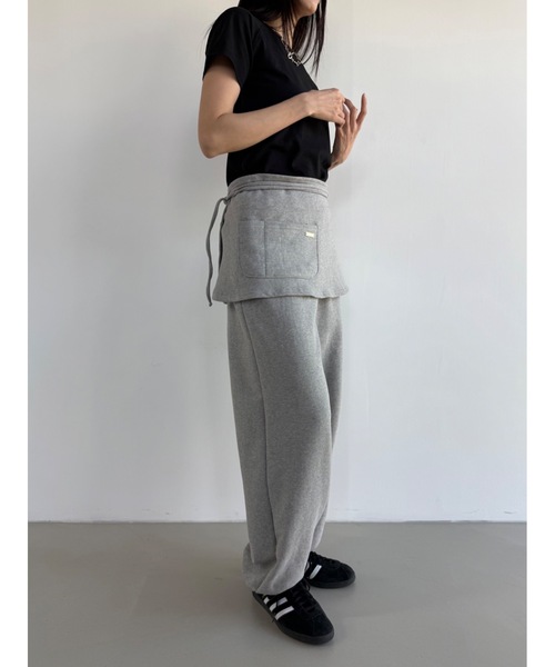 Didot.showroom(ディドット ショールーム)の「レイヤーエプロンSETジョガーパンツ(スウェットパンツ・レディース・チャコール/アイボリー/グレー・FREE)」の21枚目の写真