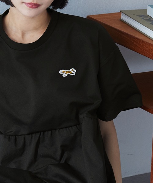 PENNEYS（ぺニーズ）の「<速乾>PENNEYS/ペニーズ 別注 THE FOX ロゴ ワンポイントワッペン刺繍 ティアード切り替え半袖ワンピース（ワンピース・レディース・ネイビー/ブラック系/レッド/ブラック/オフホワイト・FREE）」の6枚目の写真