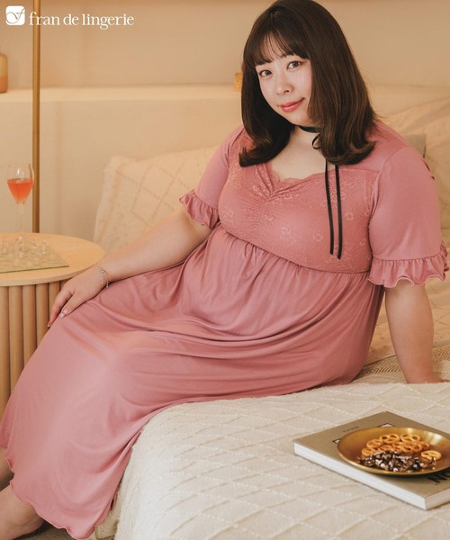 fran de lingerie(フランデランジェリー)の「餅田コシヒカリさんとコラボ ナイトブラ付きルームウェア「LuNight(ルナイト)」ナイトブラ付きノースリーブロングワンピース(ルームウェア/パジャマ・レディース・セージグリーン/ブラック/ピンク系その他/ラベンダー/ネイビー・3L/L/LL/M)」の5枚目の写真