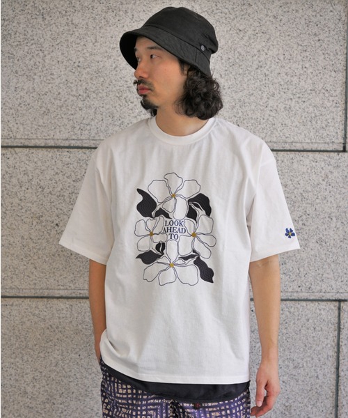 BEAVER(ビーバー)の「B omnivore/ビーオムニボー 16/10 E天竺 フラワー刺繍 S/S TEE(Tシャツ/カットソー・メンズ・その他18/ホワイト・L/M)」の2枚目の写真