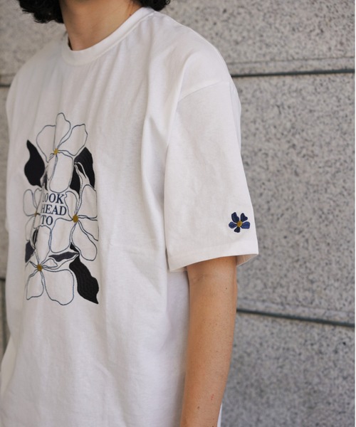 BEAVER(ビーバー)の「B omnivore/ビーオムニボー 16/10 E天竺 フラワー刺繍 S/S TEE(Tシャツ/カットソー・メンズ・その他18/ホワイト・L/M)」の3枚目の写真