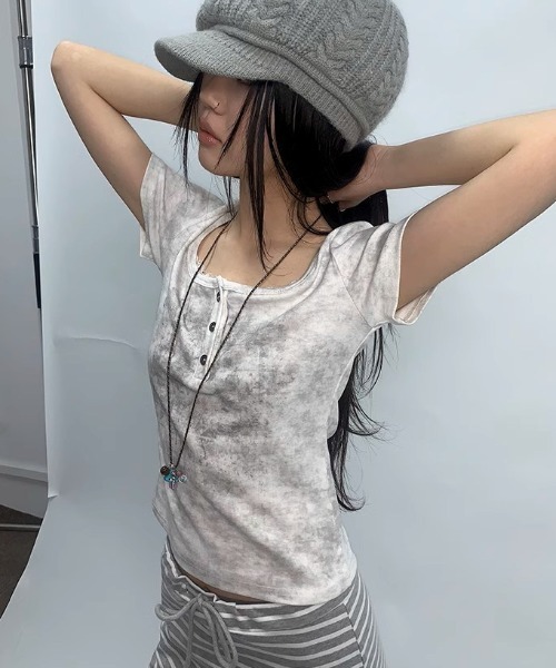 .KOM(ドットコム)の「A'GEM/9 × .kom 『.KOM/ドットケーオーエム』 /ヘンリーネックカットソー(Tシャツ/カットソー・レディース・チャコールグレー/アイボリー・FREE)」の1枚目の写真