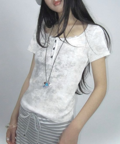 .KOM(ドットコム)の「A'GEM/9 × .kom 『.KOM/ドットケーオーエム』 /ヘンリーネックカットソー(Tシャツ/カットソー・レディース・チャコールグレー/アイボリー・FREE)」の4枚目の写真