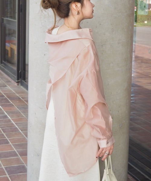 LAULEN(ローレン)の「back slit satin like sheer shirt /サテン調 シアー バックコンシャス シャツ(シャツ/ブラウス・レディース・イエロー/ピンク/ベージュ・FREE)」の3枚目の写真