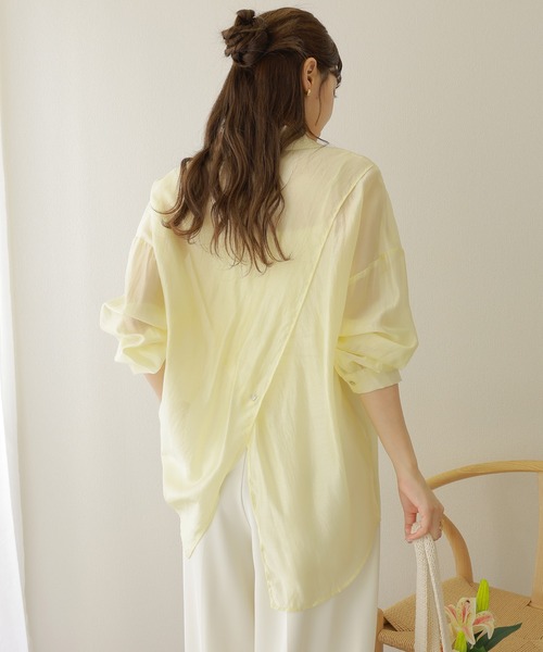 LAULEN(ローレン)の「back slit satin like sheer shirt /サテン調 シアー バックコンシャス シャツ(シャツ/ブラウス・レディース・イエロー/ピンク/ベージュ・FREE)」の4枚目の写真
