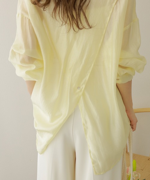 LAULEN(ローレン)の「back slit satin like sheer shirt /サテン調 シアー バックコンシャス シャツ(シャツ/ブラウス・レディース・イエロー/ピンク/ベージュ・FREE)」の6枚目の写真