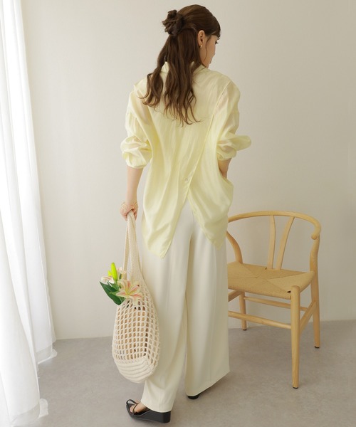 LAULEN(ローレン)の「back slit satin like sheer shirt /サテン調 シアー バックコンシャス シャツ(シャツ/ブラウス・レディース・イエロー/ピンク/ベージュ・FREE)」の8枚目の写真