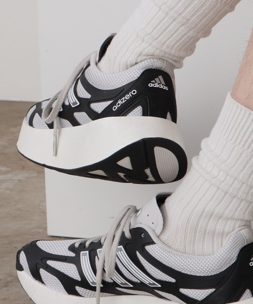 adidas(アディダス)の「adidas/アディダス ADIZERO ARUKU スニーカー(スニーカー・メンズ・ホワイト/ホワイト×ブラック/ブラック・26.5/26/27/25/24.5/24/23.5/23/28/27.5)」の3枚目の写真