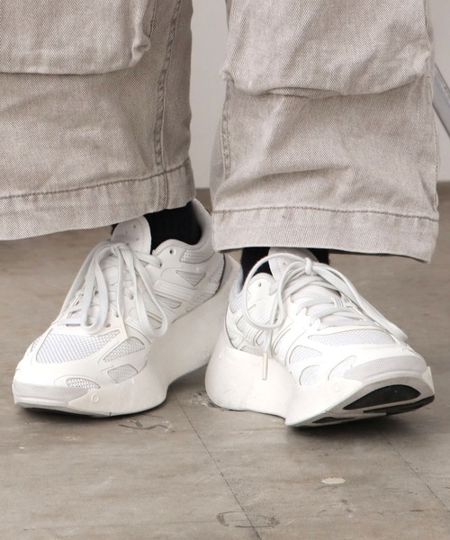 adidas(アディダス)の「adidas/アディダス ADIZERO ARUKU スニーカー(スニーカー・メンズ・ホワイト/ホワイト×ブラック/ブラック・26.5/26/27/25/24.5/24/23.5/23/28/27.5)」の2枚目の写真