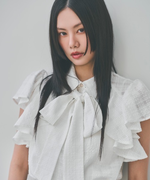 AND COUTURE(アンドクチュール)の「シアーチェックフリルリボンブラウス(シャツ/ブラウス・レディース・ネイビー/グリーン/オフホワイト・FREE)」の4枚目の写真