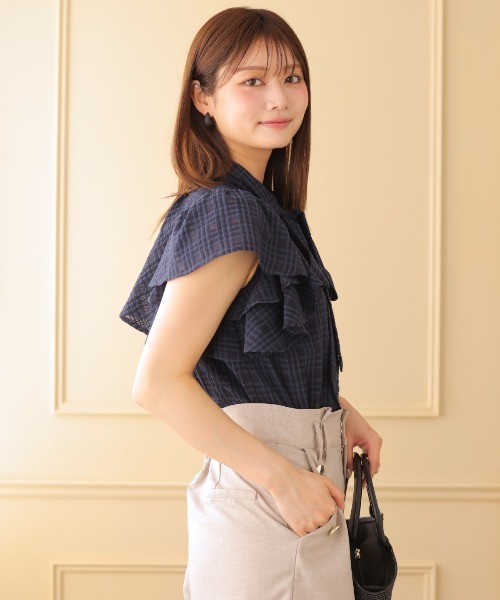 AND COUTURE(アンドクチュール)の「シアーチェックフリルリボンブラウス(シャツ/ブラウス・レディース・ネイビー/グリーン/オフホワイト・FREE)」の11枚目の写真