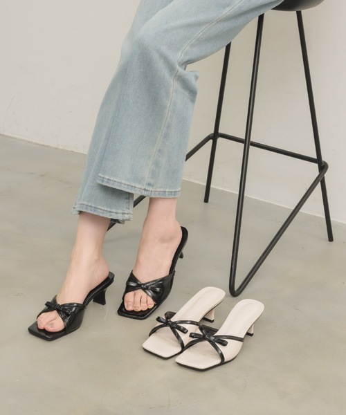 NEUNA（ヌナ）の「エナメルリボンミュール（パンプス・レディース・ブラック/アイボリー・38/36/39）」の8枚目の写真