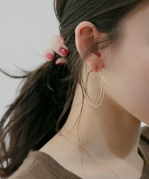 Phoebe(フィービィー)の「ダブルラインフープピアス ゴールド/大ぶり/存在感◎/主役級(ピアス(両耳用)・レディース・イエローゴールド・FREE)」の6枚目の写真
