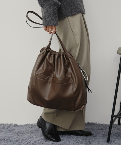 Aunt Marie's（アントマリーズ）の「エコレザー巾着BIGポケットトート（トートバッグ・レディース・ブラウン/カーキ/ブラック・FREE）」の3枚目の写真