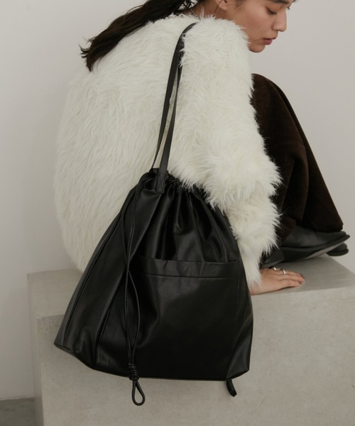 Aunt Marie's（アントマリーズ）の「エコレザー巾着BIGポケットトート（トートバッグ・レディース・ブラウン/カーキ/ブラック・FREE）」の2枚目の写真