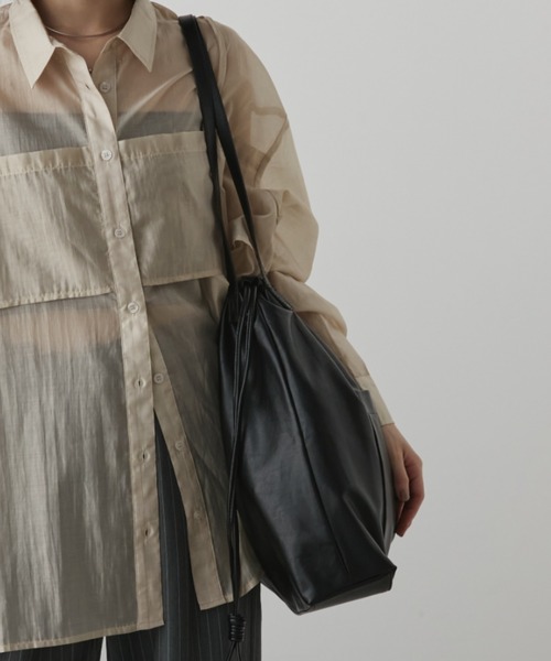 Aunt Marie's（アントマリーズ）の「エコレザー巾着BIGポケットトート（トートバッグ・レディース・ブラウン/カーキ/ブラック・FREE）」の6枚目の写真