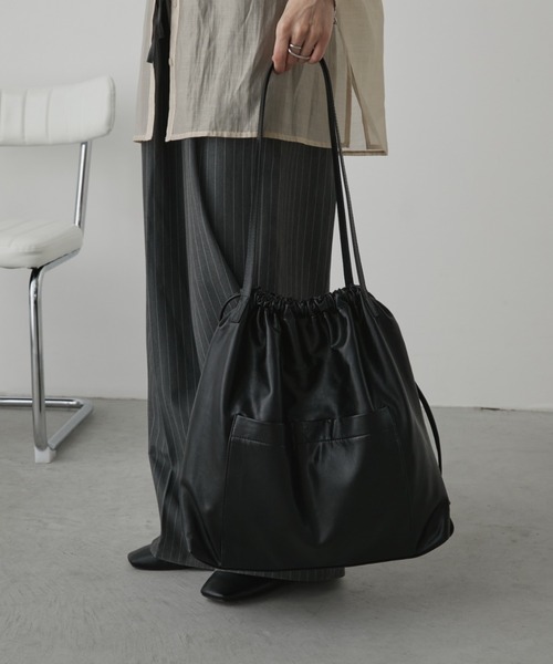 Aunt Marie's（アントマリーズ）の「エコレザー巾着BIGポケットトート（トートバッグ・レディース・ブラウン/カーキ/ブラック・FREE）」の11枚目の写真