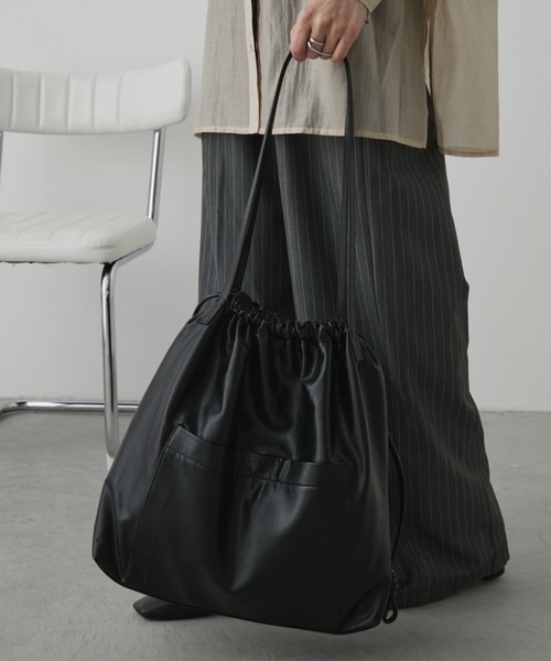 Aunt Marie's（アントマリーズ）の「エコレザー巾着BIGポケットトート（トートバッグ・レディース・ブラウン/カーキ/ブラック・FREE）」の9枚目の写真