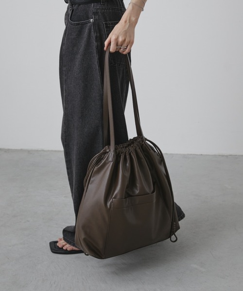 Aunt Marie's（アントマリーズ）の「エコレザー巾着BIGポケットトート（トートバッグ・レディース・ブラウン/カーキ/ブラック・FREE）」の20枚目の写真