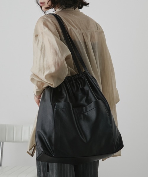 Aunt Marie's（アントマリーズ）の「エコレザー巾着BIGポケットトート（トートバッグ・レディース・ブラウン/カーキ/ブラック・FREE）」の5枚目の写真