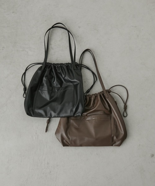 Aunt Marie's（アントマリーズ）の「エコレザー巾着BIGポケットトート（トートバッグ・レディース・ブラウン/カーキ/ブラック・FREE）」の4枚目の写真