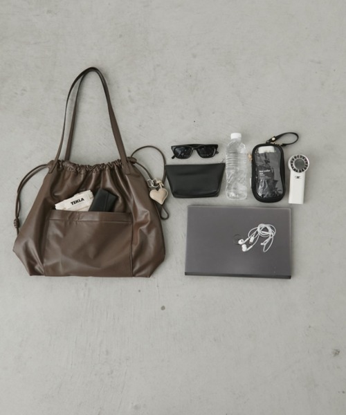 Aunt Marie's（アントマリーズ）の「エコレザー巾着BIGポケットトート（トートバッグ・レディース・ブラウン/カーキ/ブラック・FREE）」の12枚目の写真