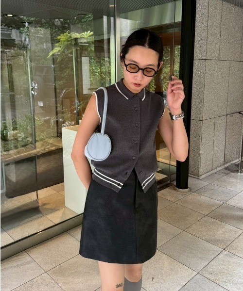 emmi（エミ）の「フェイクレザーミニスカート（スカート・レディース・ブラウン/ブラック・0/1）」の2枚目の写真