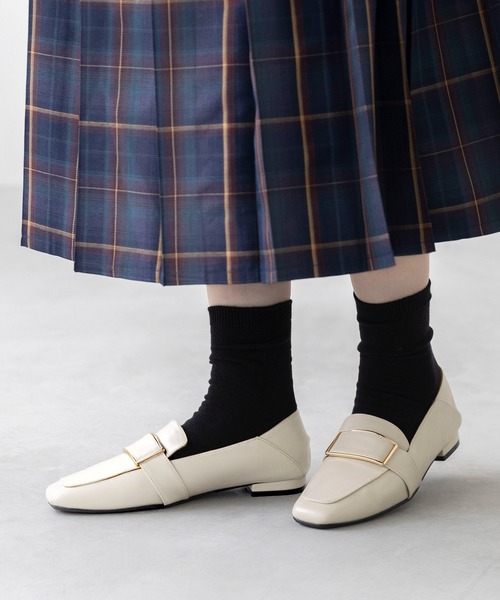 welleg（ウェレッグ）の「ゴールド センターバックル ローファー（ローファー・レディース・アイボリー/ブラック・21.5cm/22.0cm/22.5cm/23.0cm/23.5cm/24.0cm/24.5cm/25.0cm/25.5cm/26.0cm）」の7枚目の写真