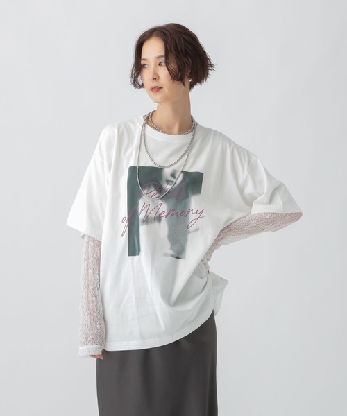 LEPSIM（レプシィム）の「フォトプリント袖レイヤーT　591435（Tシャツ/カットソー・レディース・オフホワイト/ブラック/チャコールグレー・FREE）」の4枚目の写真