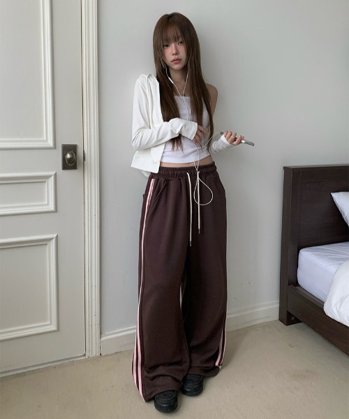 anyonemore（エニワンモア）の「サイドライン配色トラックトレーニングパンツ（その他パンツ・レディース・ブラウン/ブラック・FREE）」の2枚目の写真