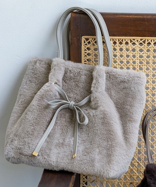 ANY SIS(エニィスィス)の「【2WAY】フェイクファーリボン バッグ(ショルダーバッグ・レディース・ダークブラウン系/ライトグレー系・F)」の2枚目の写真