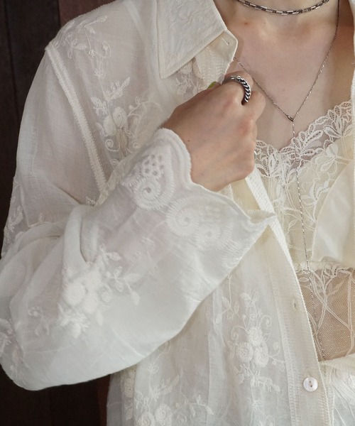 chuclla(チュクラ)の「セミシアー フラワー刺繍シャツ chw25a077(シャツ/ブラウス・レディース・アイボリー・FREE)」の3枚目の写真