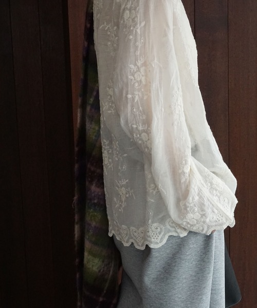 chuclla(チュクラ)の「セミシアー フラワー刺繍シャツ chw25a077(シャツ/ブラウス・レディース・アイボリー・FREE)」の7枚目の写真