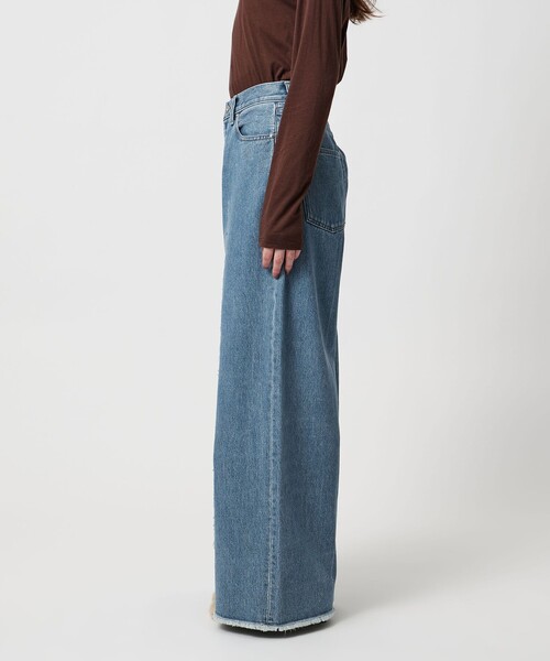 FILL THE BILL(フィルザビル)の「<FILL THE BILL>ライン クラッシュ デニム パンツ(デニムパンツ・レディース・ライトブルー/ブラック・26/27/28)」の18枚目の写真